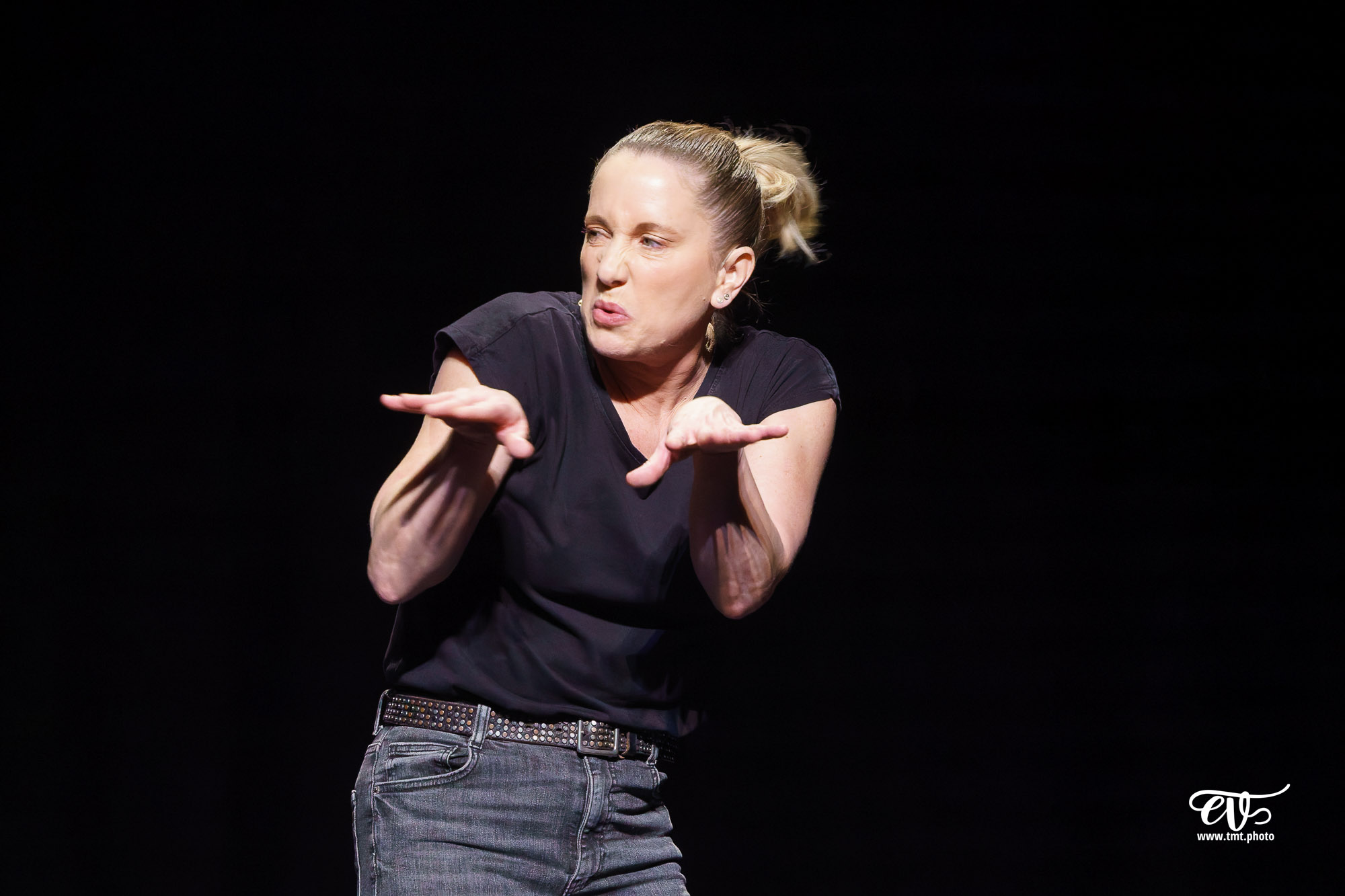 LES CHATOUILLES OU LA DANSE DE LA COLÈRE (ANDRÉA BESCOND)